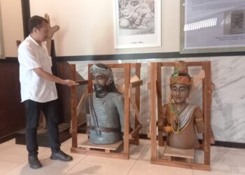 Dua patung Ken Arok di Museum Singhasari.