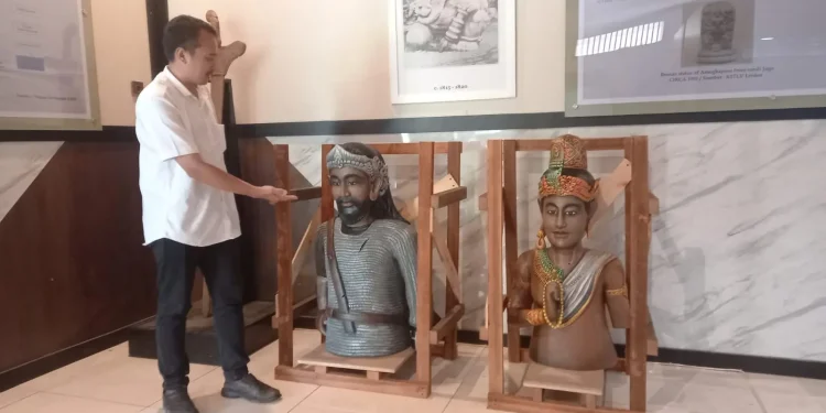 Dua patung Ken Arok di Museum Singhasari.