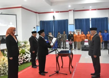 Penandatanganan pakta integritas Perumda Tirta Kanjuruhan Malang dipimpin oleh Bupati Malang Sanusi. Foto / dok