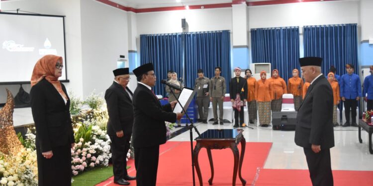 Penandatanganan pakta integritas Perumda Tirta Kanjuruhan Malang dipimpin oleh Bupati Malang Sanusi. Foto / dok