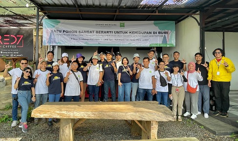 Foto bersama dengan seluruh tim Grand Mercure Malang Mirama, ibis Styles Malang, KTH Hijau Lestari, BumiBaik setelah penanaman 100 pohon.