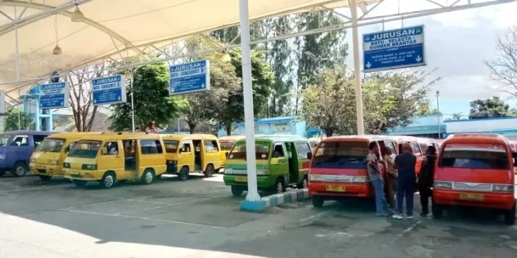 Ilustrasi angkot di Terminal Kota Batu. Uji coba angkot gratis bagi pelajar di Kota Batu akan dilakukan pada Maret 2024. Foto: Azmy