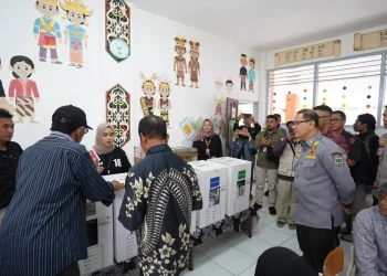 Ilustrasi pemungutan suara di TPS Kota Batu. Prabowo-Gibran unggul telak.