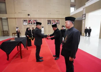 Pj. Wali Kota Batu, Aries Agung Paewai, resmi melantik dua penjabat baru di jabatan Kepala Satpol PP dan Kepala Dishub Kota Batu