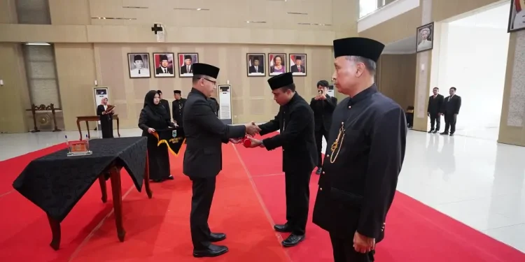 Pj. Wali Kota Batu, Aries Agung Paewai, resmi melantik dua penjabat baru di jabatan Kepala Satpol PP dan Kepala Dishub Kota Batu