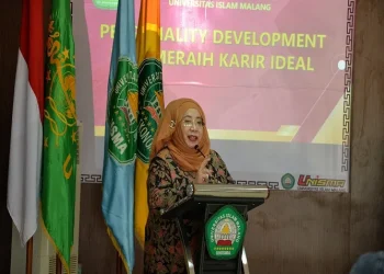 Dekan FEB UNISMA, Nur Diana SE, MSi, CBV CERA saat membuka acara personality development.