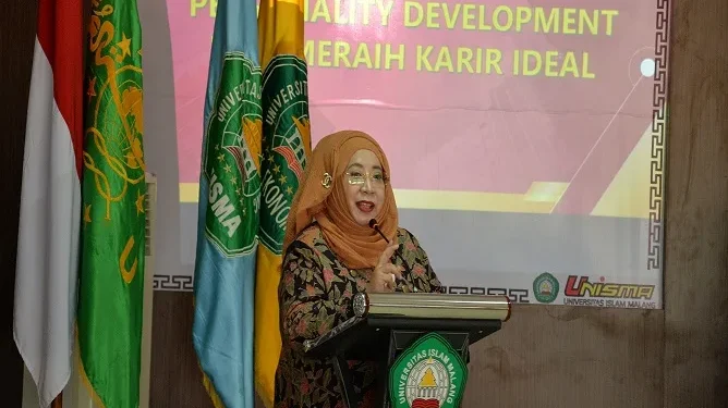 Dekan FEB UNISMA, Nur Diana SE, MSi, CBV CERA saat membuka acara personality development.