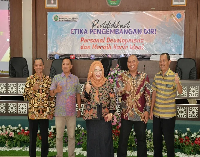 Dekan FEB UNISMA, Nur Diana SE, MSi, CBV CERA bersama para pembicara.