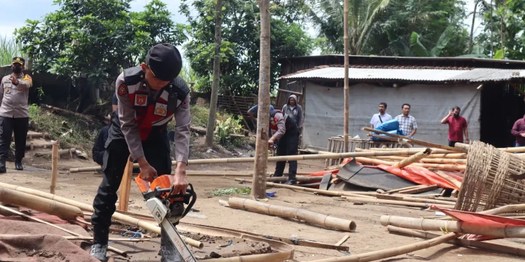 Petugas robohkan dan bakar arena judi sabung ayam di Kepanje