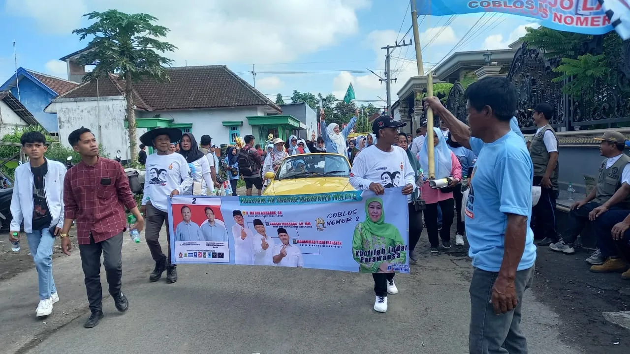 Ribuan warga ikuti gerak jalan sehat di Desa Gondanglegi Kulon. Foto: Aisyah Nawangsari Putri