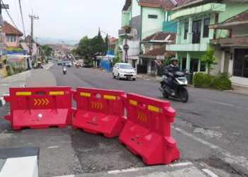 Kondisi Jalan Bromo-Semeru di Kota Batu, Jawa Timur yang sudah tersentuh pelebaran tahap awal pada 2023 lalu. Foto: Azmy