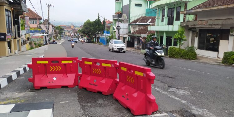Kondisi Jalan Bromo-Semeru di Kota Batu, Jawa Timur yang sudah tersentuh pelebaran tahap awal pada 2023 lalu. Foto: Azmy