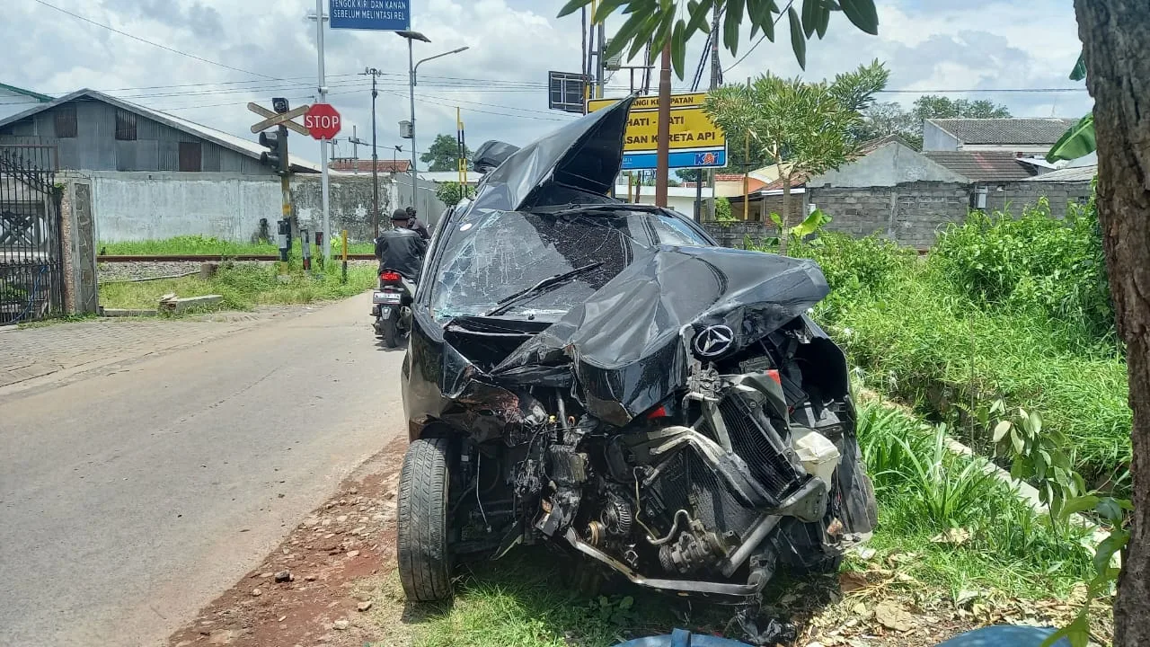 Mobil tertabrak kereta api