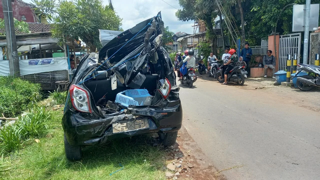 Mobil tertabrak kereta api