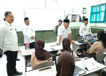 Bupati Malang, Sanusi saat berdialog dengan para siswa SMPN 4 Kepanjen. Foto: Pemkab Malang