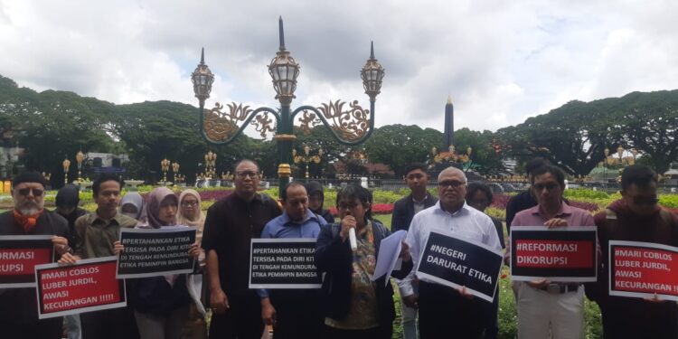 Sejumlah akademisi dan masyarakat sipil Malang Raya melakukan aksi di Alun Alun Tugu Kota Malang (M Sholeh)