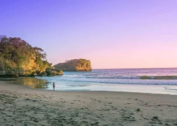 Pemandangan Alam Eksotis Pantai Ungapan