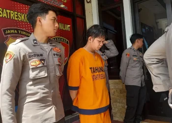 Paksa Istri minum pembersih lantai