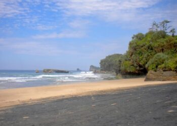 informasi mengenai Pantai Kondang Merak, salah satu pantai di Malang Selatan yang menawarkan pemandangan alam nan eksotis kepada pengunjung /Foto: Instagram @pantaikondangiwak