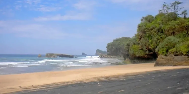 Pantai - Pantai Kondang Iwak, Tawarkan Pemandangan Alam Eksotis di Malang Selatan