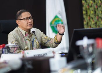 Pj Wali Kota Batu Aries Agung Paewai saat memimpin rapat percepatan program prioritas daerah 2024. Foto: Prokopim KWB