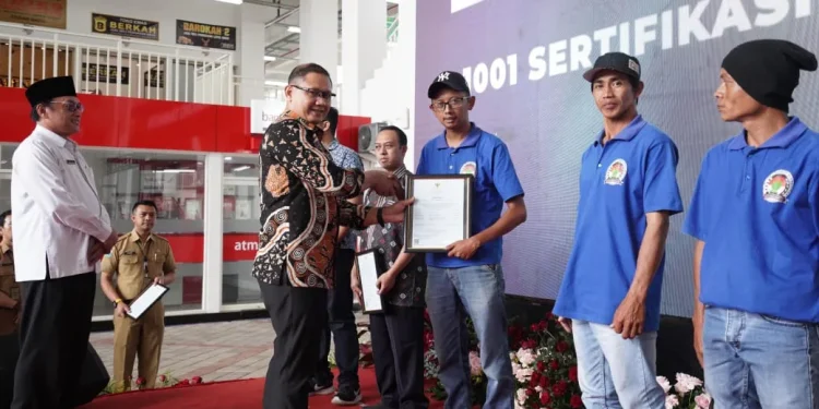 Pemkot Batu serahkan Sertifikat halal pada Pelaku usaha kota Batu