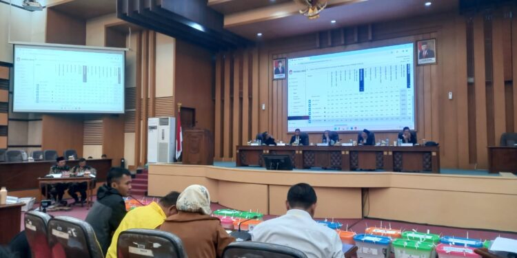 Proses pembacaan penghitungan suara di rapat pleno rekapitulasi suara di Kabupaten Malang. Foto: Aisyah Nawangsari Putri