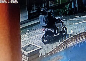 Duo maling gondol motor tertangkap kamera CCTV usai beroperasi menyasar motor milik jemaah pengajian Ar-Roudloh di Merjosari, Kota Malang, Jawa Timur.