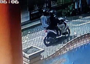 Duo maling gondol motor tertangkap kamera CCTV usai beroperasi menyasar motor milik jemaah pengajian Ar-Roudloh di Merjosari, Kota Malang, Jawa Timur.