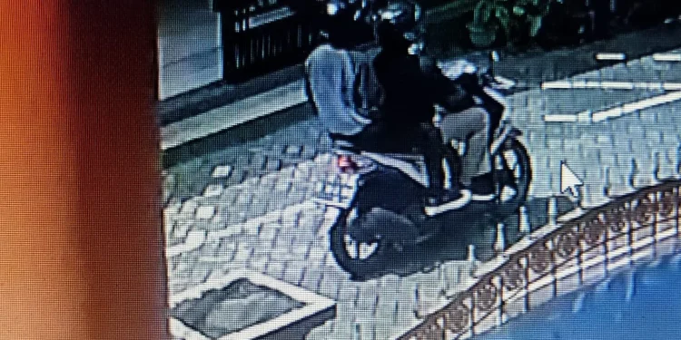 Duo maling gondol motor tertangkap kamera CCTV usai beroperasi menyasar motor milik jemaah pengajian Ar-Roudloh di Merjosari, Kota Malang, Jawa Timur.