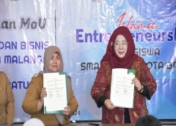 Penandatanganan kerja sama antara FEB Unisma dengan SMA Negeri 1 Kota Batu. Foto/dok Unisma