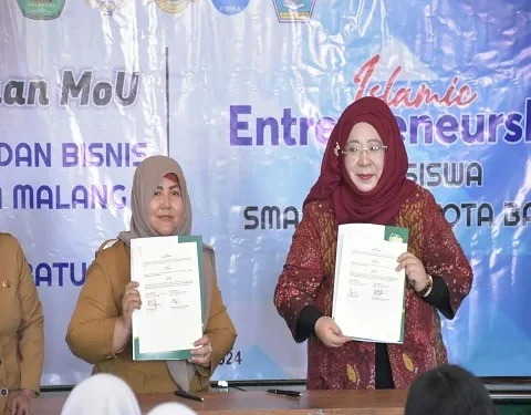 Penandatanganan kerja sama antara FEB Unisma dengan SMA Negeri 1 Kota Batu. Foto/dok Unisma