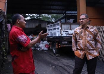 Pj Wali Kota Batu, Aries Agung Paewai, saat meninjau sejumlah lokasi menanggapi persoalan sampah di Kota Batu. Diketahui sampah menumpuk di bekas pasar relokasi.