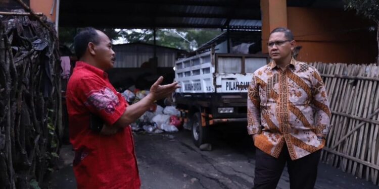 Pj Wali Kota Batu, Aries Agung Paewai, saat meninjau sejumlah lokasi menanggapi persoalan sampah di Kota Batu. Diketahui sampah menumpuk di bekas pasar relokasi.