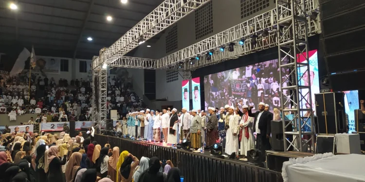 Suasana selawat kebangsaan untuk mendoakan Pemilu Damai dan pasangan capres Prabowo-Gibran di GOR Bima Sakti Kota Malang, Jawa Timur, Kamis (8/2/2024) malam.