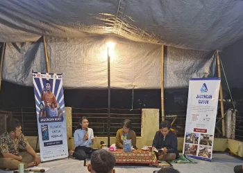 Suasana kegiatan bedah buku Filsafat untuk Pemalas. (Dari kiri kekanan), Moderator Jefri Hadi S, Destriana Saraswati, M.Phil, Pendeta Nicky Widyaningrum, dan penulis buku Achmad Dhofir Zuhry.