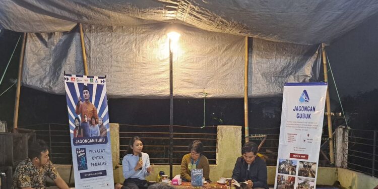 Suasana kegiatan bedah buku Filsafat untuk Pemalas. (Dari kiri kekanan), Moderator Jefri Hadi S, Destriana Saraswati, M.Phil, Pendeta Nicky Widyaningrum, dan penulis buku Achmad Dhofir Zuhry.
