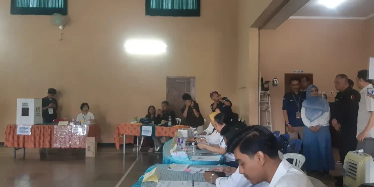Anggota Bawaslu RI, Totok Hariyanto, meninjau TPS 37 Kelurahan Mojolangu, Kecamatan Lowokwaru, Kota Malang, yang sedang melakukan pemungutan suara ulang. (Foto/M Sholeh)