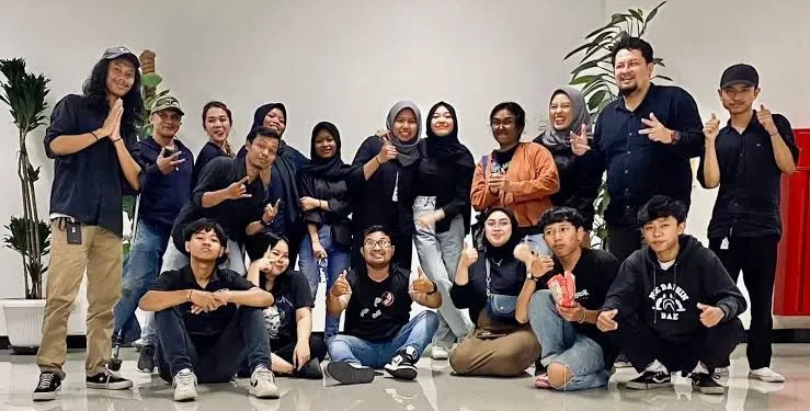 Sejumlah kru Tugu Media Group bersama anak magang. Foto/Rubianto