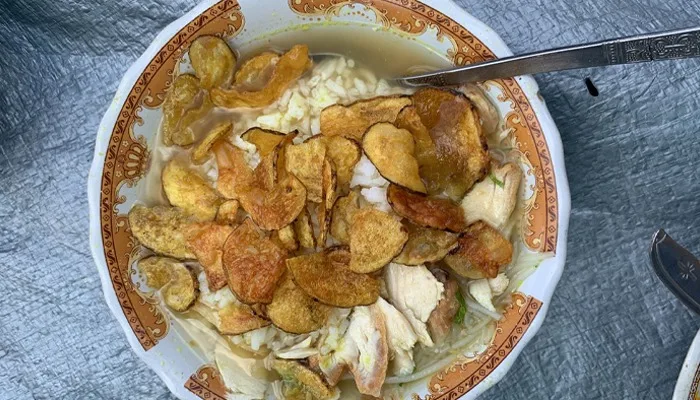 Satu porsi cewek soto ayam qona’ah dan bonus dua kerupuk. (Foto: Dandinakmal)