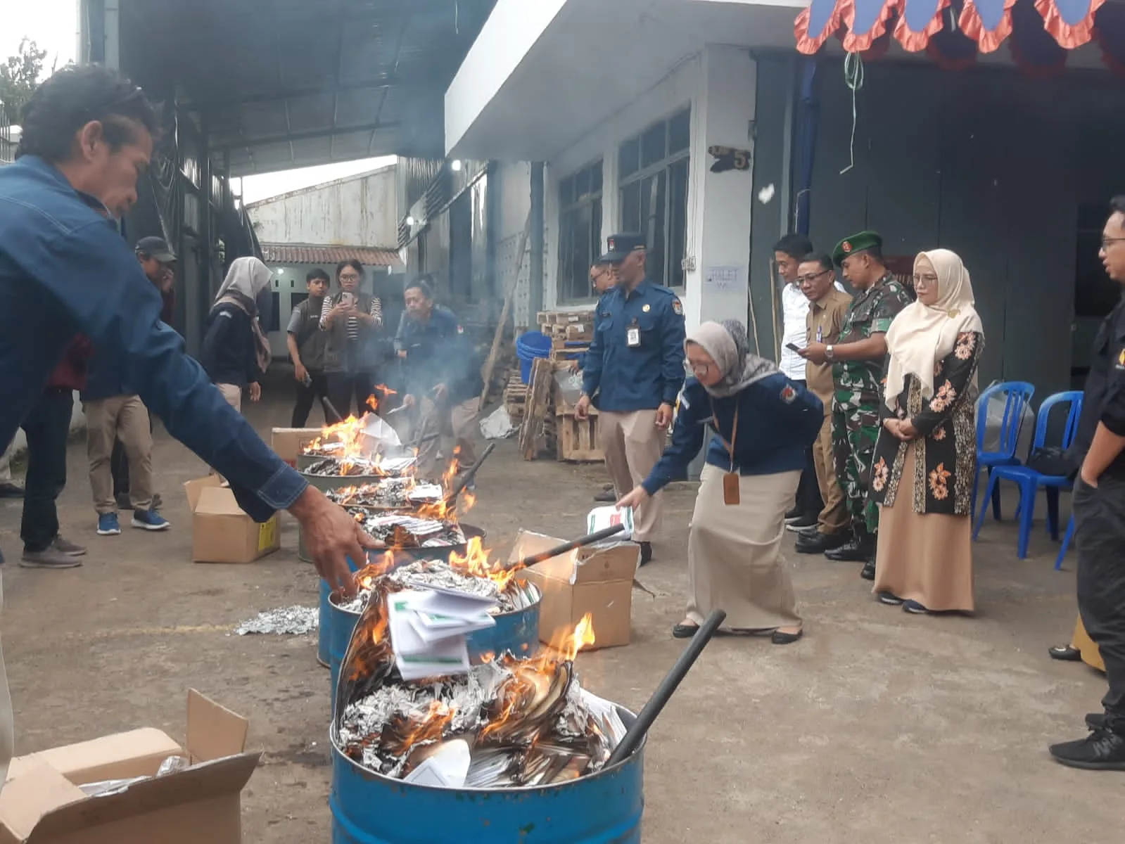 Pemusnahan surat suara Pemilu 2024 di Kota Malang yang rusak dan lebih oleh KPU Kota Malang. (Foto/M Sholeh)