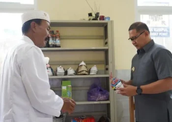 Pj Wali Kota Batu, Aries Agung Paewai, saat meninjau hasil pembangunan ruang sarana-prasarana baru di SLB Negeri Kota Batu.