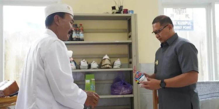 Pj Wali Kota Batu, Aries Agung Paewai, saat meninjau hasil pembangunan ruang sarana-prasarana baru di SLB Negeri Kota Batu.