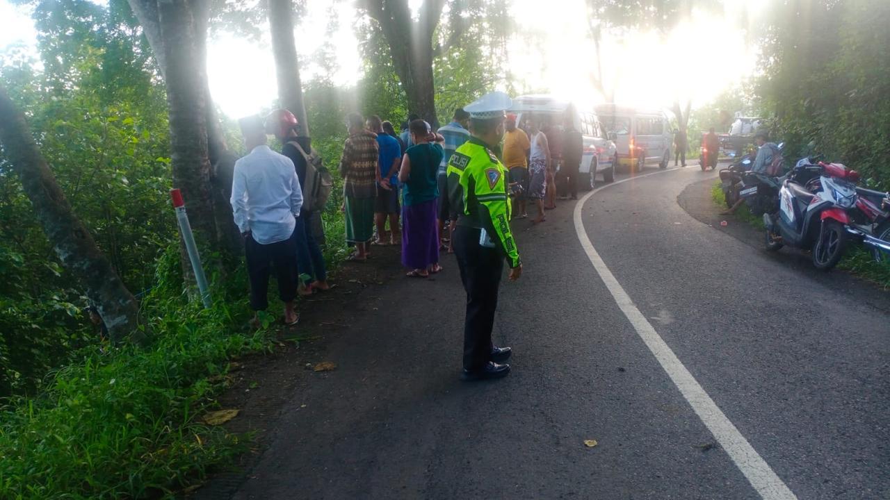 Petugas melakukan olah TKP di lokasi kecelakaan pick up masuk jurang. Foto: Satlantas Polres Malang