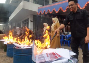 Pemusnahan surat suara Pemilu 2024 di Kota Malang yang rusak dan lebih oleh KPU Kota Malang. (Foto/M Sholeh)