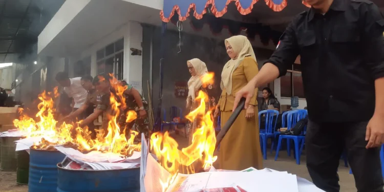 Pemusnahan surat suara Pemilu 2024 di Kota Malang yang rusak dan lebih oleh KPU Kota Malang. (Foto/M Sholeh)