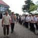 Pj Wali Kota Batu, Aries Agung Paewai, bersama Kapolres Batu saat mengikuti Apel Siaga Pengawas Pemilu 2024. Bawaslu pastikan pemilu 2024 di Kota Batu aman.