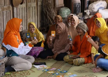 Ibu-ibu pelaku usaha mikro yang tergabung dalam nasabah BTPN Syariah mendapat pendampingan penuh dalam tumbuh kembang usahanya.