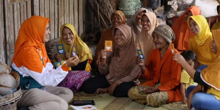 Ibu-ibu pelaku usaha mikro yang tergabung dalam nasabah BTPN Syariah mendapat pendampingan penuh dalam tumbuh kembang usahanya.