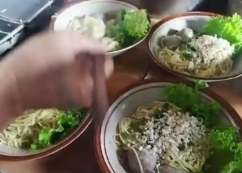 Informasi Cwie Mie Isor Uwit salah satu kuliner otentik khas Kota Malang. Foto/Tangkapan layar kanal YouTube Ririn Permata